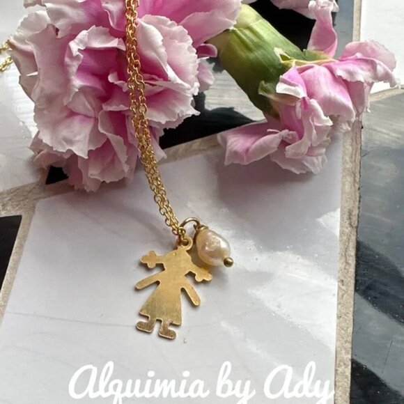 Dainty gold and freshwater pearl charms nest gold necklace - Picture 1 of 2